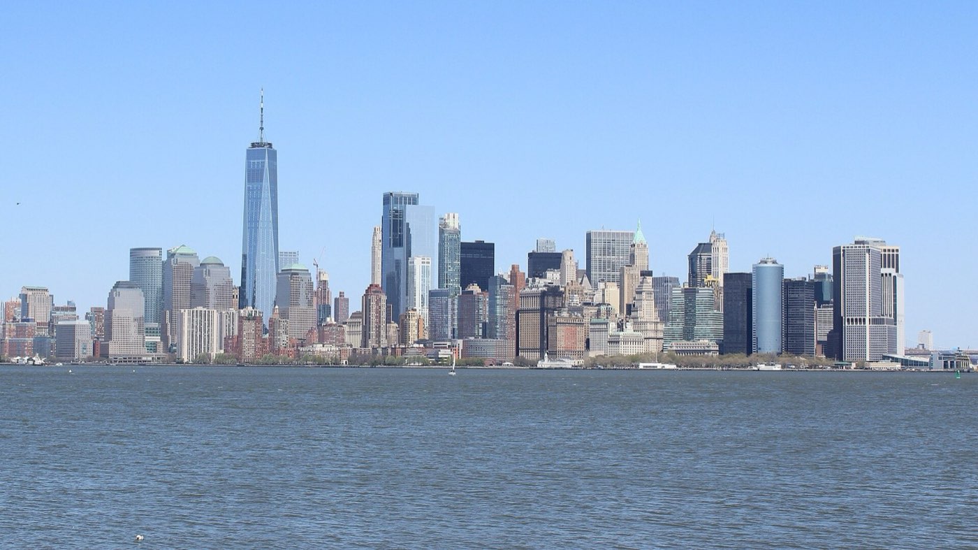 New York: Lower Manhattans skyline sedd över vattnet, med One World Trade Center till vänster.